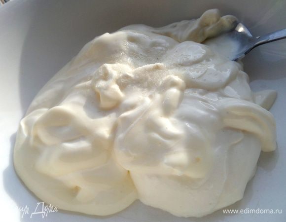 Теперь тесто-заливка: смешиваем майонез со сметаной,чуть присолить.