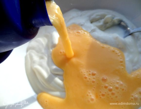 Яйца хорошенько взбалтываем в шейкере и выливаем в миску.