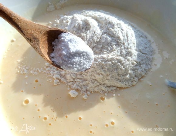 Добавить просеянную муку с разрыхлителем.