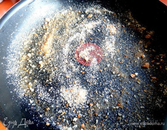 Форму (26 см) смазываем растительным маслом и посыпаем сухарями.