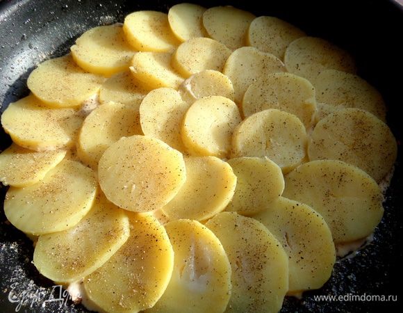 Слой картофеля, поперчить.