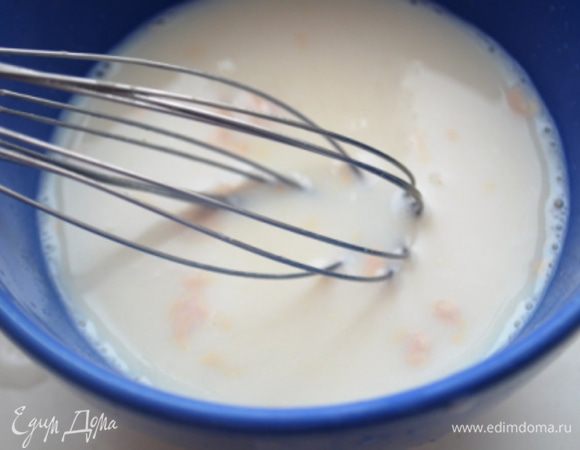 В теплое молоко добавить дрожжи сахар, размешать и дать постоять им 5 минут. За это время дрожжи должны ожить и зашипеть. Если у вас только сухие дрожжи их берем 6 гр примерно и действуем также. 