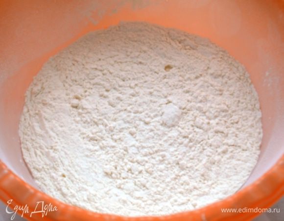 Муку просеять, добавить дрожжи, соль и мягкое сливочное масло (комнатной температуры) . Замесить тесто.