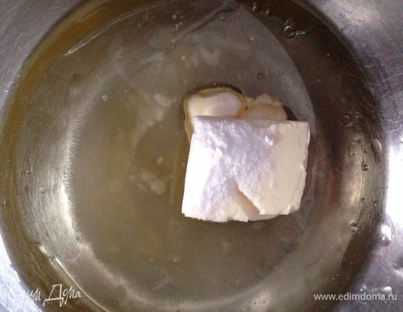 В миске соединить:оливковое масло, кипяченую воду, размягченное сливочное масло, сахар, соль и соду.
