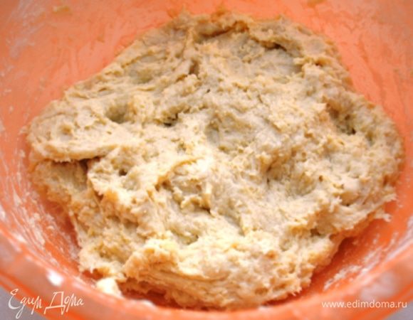 Тесто выложить на присыпанный мукой стол и как следует вымесить. Добавить в процессе замеса еще муку,тесто должно быть нелипким и мягким. Гладким и эластичным.