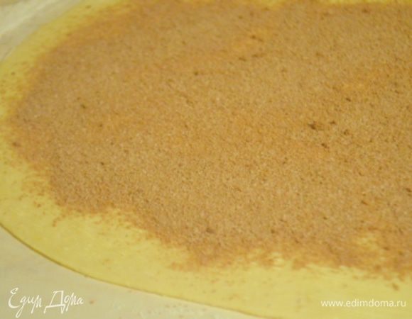 Кисточкой смазать его мягким сливочным масло и присыпать сухой смесью.