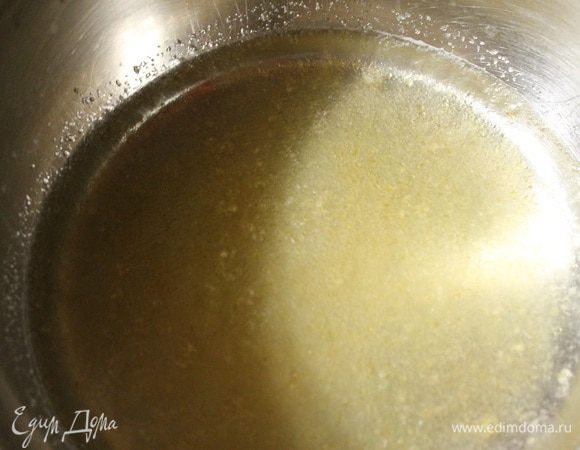 Для суфле желатин залить водой и оставить на 40 минут.