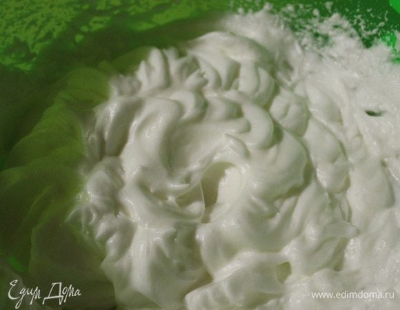 Белки взбить с щепоткой соли, до густой устойчивой пены.