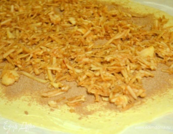 Сверху посыпаем яблоками