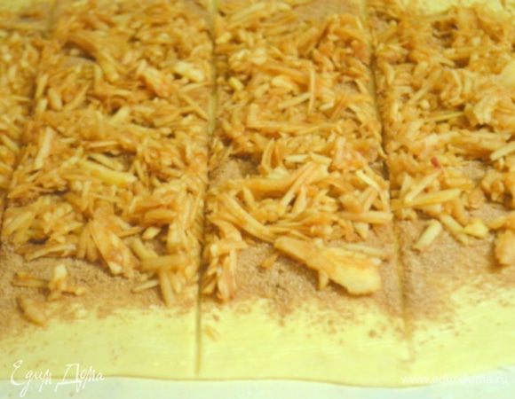 Режем тесто на 6 равных полос.