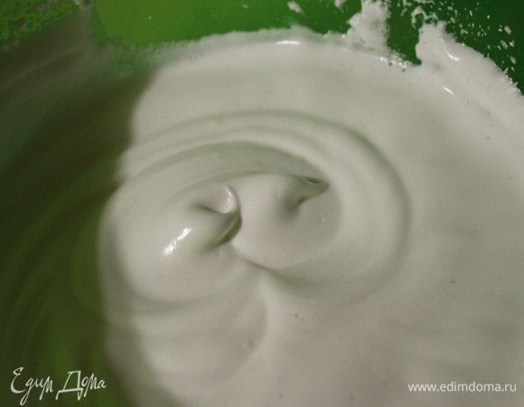 Далее, растворенный желатин с сахаром вводим тонкой струйкой в белки, непрерывно взбивая миксером. И отставляем в сторону до полного остывания.