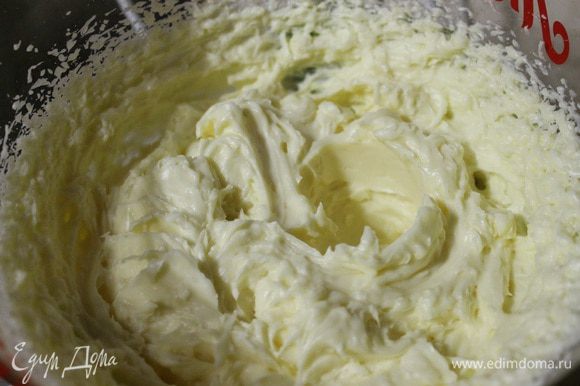 Размягченное сливочное масло кладем в миску, и добавляем к нему постепенно по 2 ст.л. сгущенного молока, и взбиваем миксером.