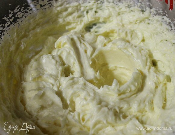 Размягченное сливочное масло кладем в миску, и добавляем к нему постепенно по 2 ст.л. сгущенного молока, и взбиваем миксером.