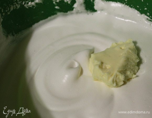 Затем получившийся масляный крем добавляем к белкам по 1 ст.л. тщательно взбивая миксером.