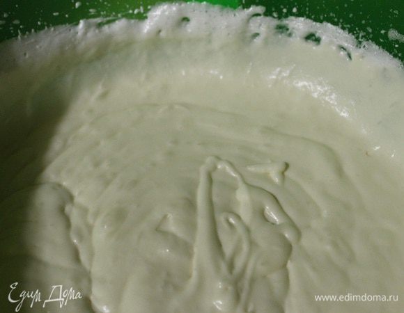 Получается воздушная слегка жидковатая масса.