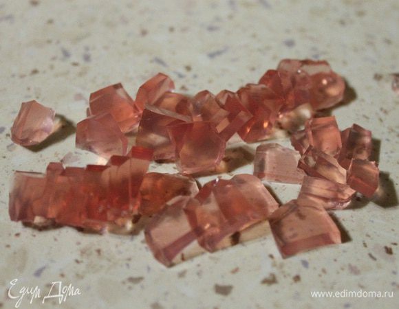 Желе я приготовила заранее. Для этого нужно довести до кипения компот, снять с огня, добавить желатин и размешать до полного его растворения. Вылить в контейнер, остудить и убрать в холодильник на 1-2 часа. Затем порезать на пластинки-кубики.