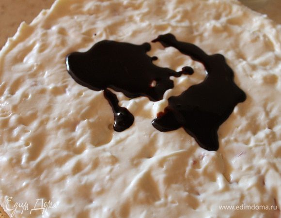 Для помадки, берем ковш, кладем туда сахар, какао и горячее молоко, доводим все до кипения, чтобы сахар растворился. Добавляем сливочное масло и хорошо все размешиваем. Даем остыть и покрываем торт. Отправляем в холодильник на час.