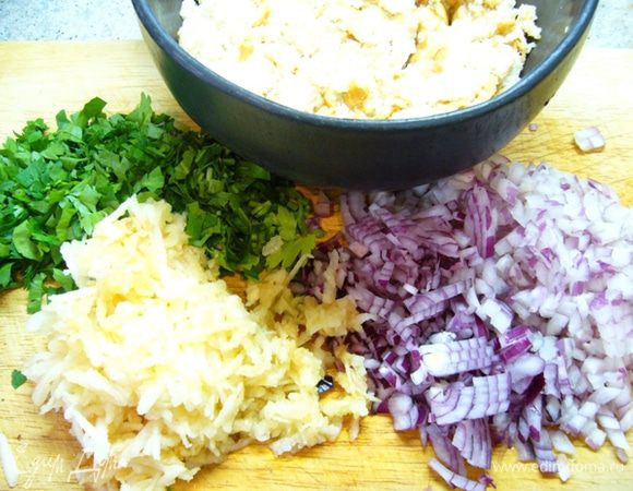 Хлеб поломать на кусочки, залить молоком. Размять руками.
Лук мелко порезать.
Яблоко освободить от кожуры, натереть на крупной терке.
Петрушку вымыть, обсушить и мелко нарезать.
