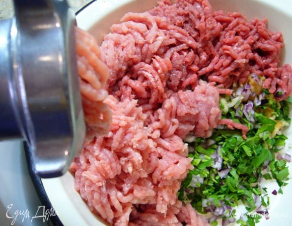 Мясо порезать на маленькие кусочки, прокрутить в мясорубке.
Соединить фарш, лук, яблоко, петрушку, мяту, яйца, хлеб. 