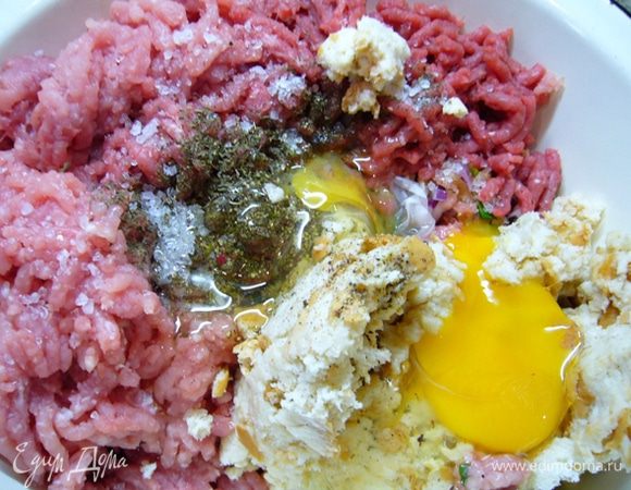 Посолить, поперчить. Перемешать.
Отбить фарш очень хорошо (поднимать и с силой бросать в миску). 
