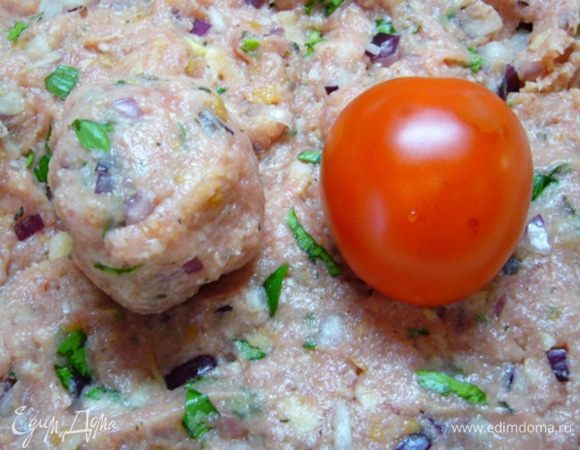 Слепить из фарша шарики размером с небольшую помидорку.

