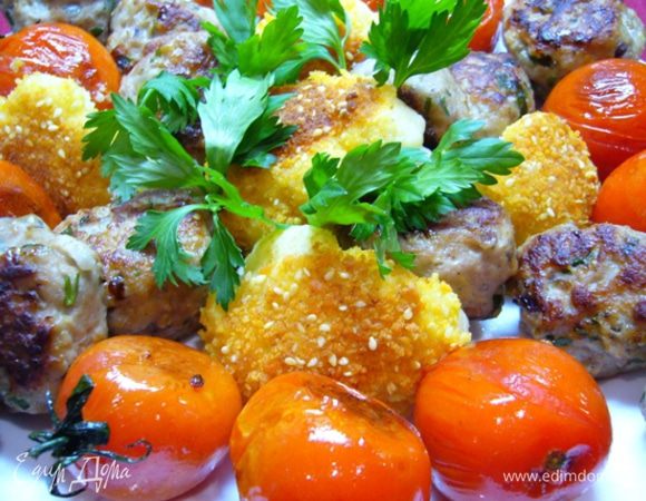 В качестве гарнира можно подать обжаренные помидорки (подержать помидоры на сковороде 3-4 мин.).
Отварить в кипящей подсоленной воде в течение 7 мин. цветную капусту, разобранную на соцветия. Воду слить. 
Взбить вилкой яйцо. Обмакнуть капусту в яйцо, затем – в сухари (можно добавить кунжут), подрумянить на горячей сковороде. 
Приятного аппетита!
