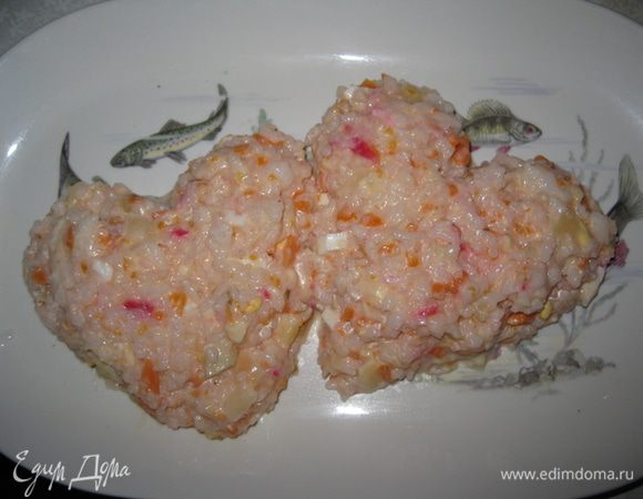 Салат перемешиваем. Добавляем немного майонеза. Перемешиваем. И на другом блюде выкладываем сердечки прижатые друг к другу.