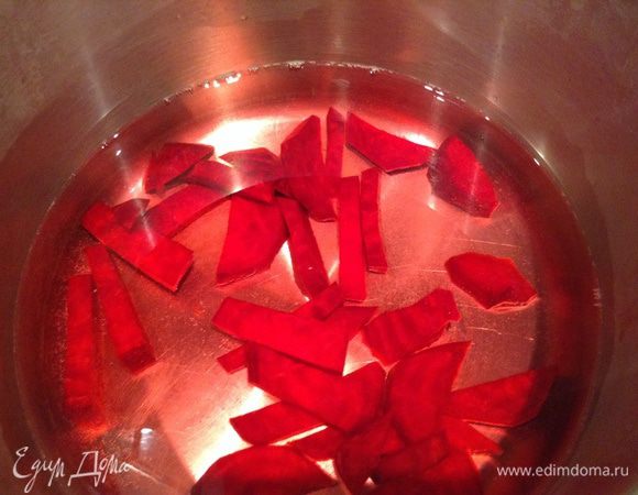 Вторую свеклу нарезать брусочками и положить в кастрюлю с водой.
Варить минут 10, пока свекла не отдаст цвет.