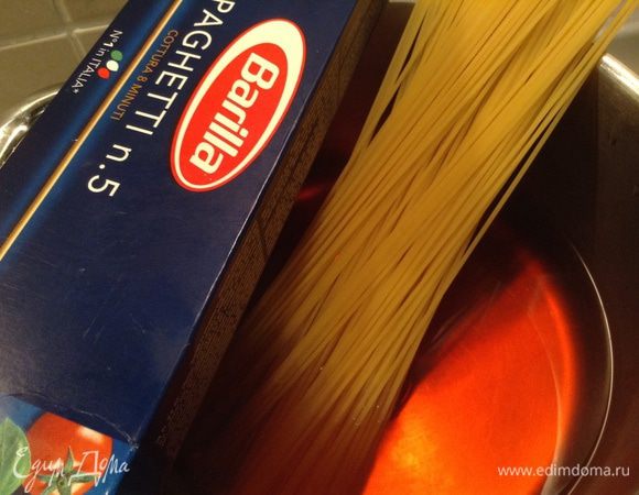 В воду положить спагетти и варить 8 минут.