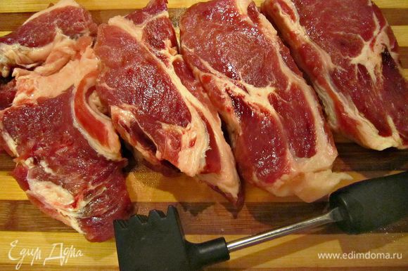 Свинину нарезать на широкие пласты. Слегка отбить мясо с двух сторон, посолить, поперчить.