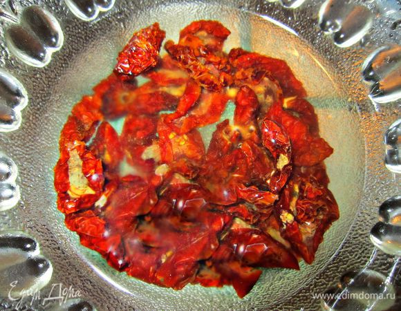 Вяленые помидоры замочить на 15-20 мин в подсоленной воде до размягчения. Воду слить.