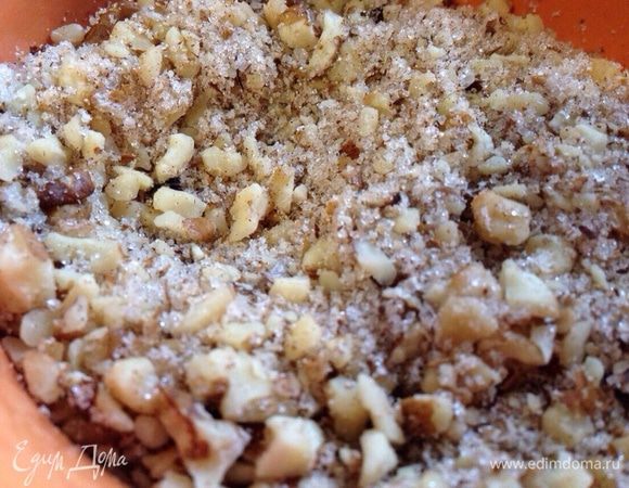 Для начинки. Измельчить орехи ножом!!! Добавить к орехам сахар (у меня ушло 3 ст.л., не смогла написать в ингредиентах, пришлось писать в граммах.Ст.л.= 25 г), корицу и ванильный сахар. Хорошо перемешать.