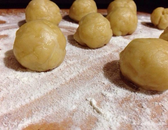 Тесто разделить на равные не большие шарики.
