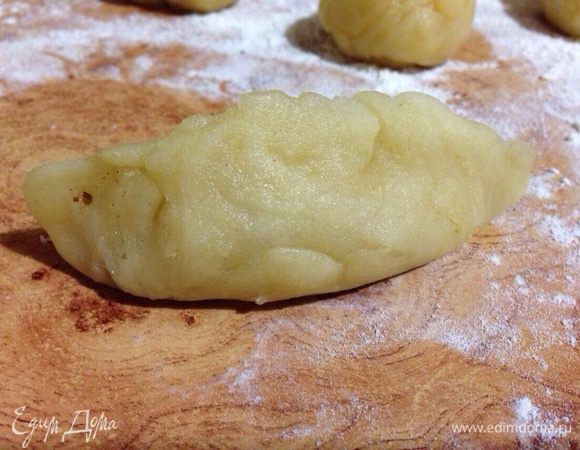 Засчитать хорошо края, формируя пирожок.
