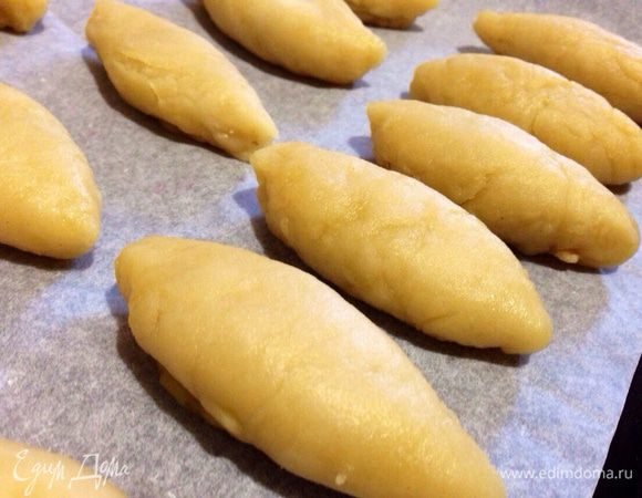 Выложить печенье на противень застеленный пергаментной бумагой, швом вниз. Выпекать в предварительно разогретой духовке до 180 градусов 20 минут.
