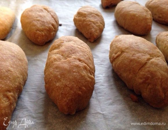 Готовому печенью дать чуть остыть, и посыпать сахарной пудрой. Печенье получается золотистого цвета (не сильно его зарумянивать).
