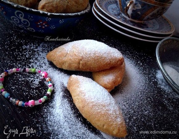 А тем временем, заварить чай или кофе. И подавать к столу.
