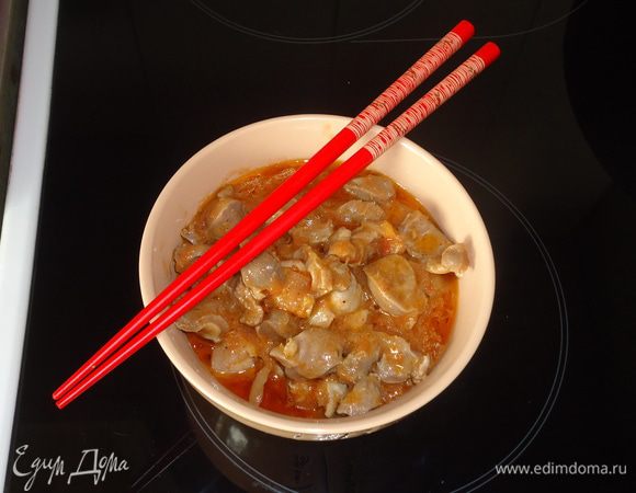 Лук чистим и режем мелким кубиком. Выкладываем в сковороду и обжариваем.