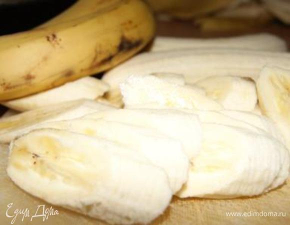 Бананы нарезать тонкими дольками.