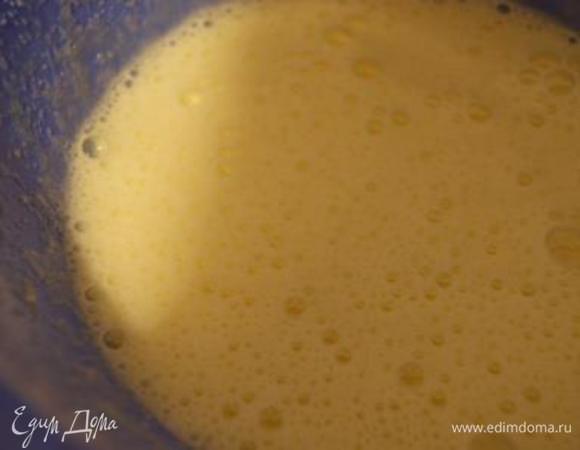 Приготовить крем. Яйца взбить с сахаром.