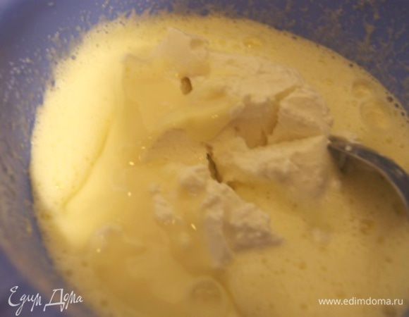 Добавить рикотту, сгущенное молоко. Взбить до устранения комочков.