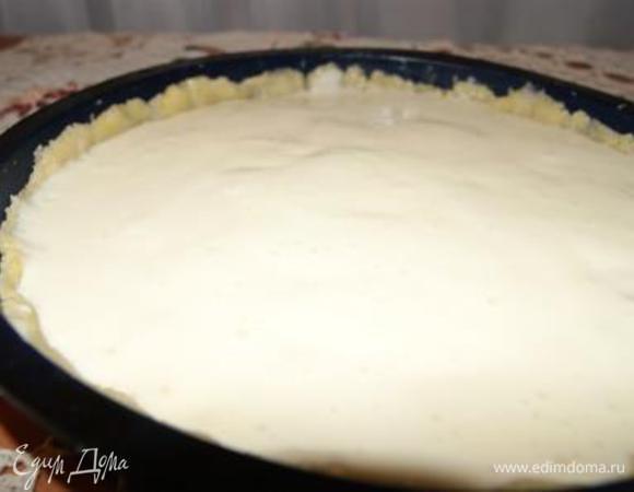 Поверх бананов ложкой распределить крем, полностью закрыть все бананы.