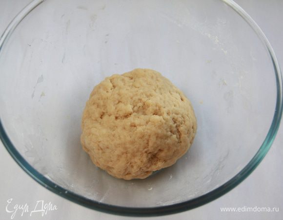 Замесить тесто из просеянной муки, сметаны и масла.