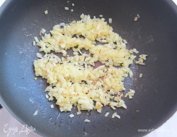Лук нарезать мелким кубиком, спассеровать на масле до бледно-золотистого цвета.