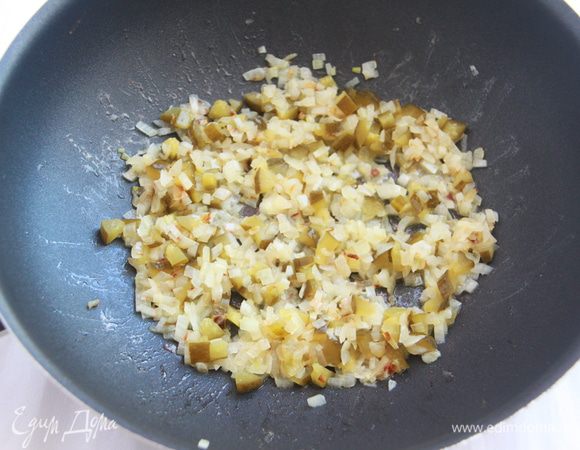 Огурец добавить к луку, тушить пару минут.