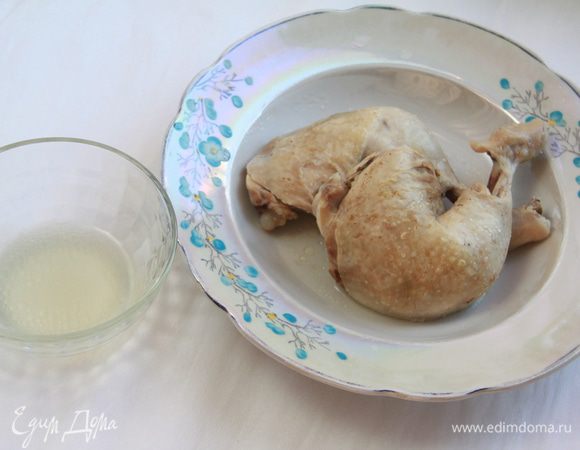 Куриное мясо отварить до готовности, мясо отделить от костей, мелко порубить. Оставить немного бульона.