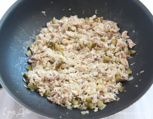 Куриное мясо добавить к луку и огурцу, перемешать, для сочности добавить рассол и бульон, посолить-поперчить по вкусу, снять с огня.