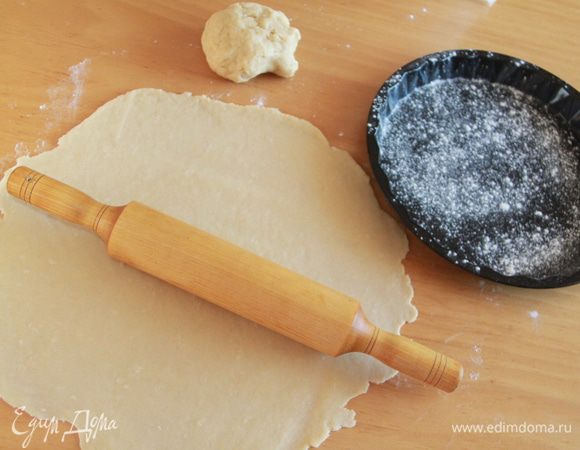 Тесто разделить на две неравные части, каждую раскатать в пласт, ориентируясь на диаметр формы.