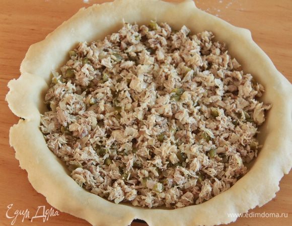 Больший пласт выложить в форму, слегка смазанную маслом и присыпанную мукой, выложить начинку.
