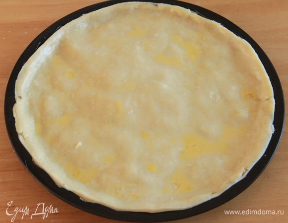 Закрыть пирог вторым пластом теста, края обрезать, верх смазать яйцом (я использовала маленькое - перепелиное).